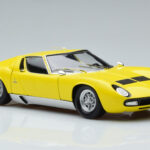 Lamborghini Miura SV Giallo Kyosho 1:18 - image 6 of 11