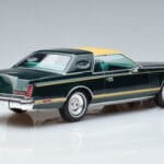 Lincoln Continental Mark V Verde Scuro MCG 1:18 MCG18404 Pressofusione - image 2 of 6