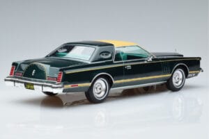 Lincoln Continental Mark V Verde Scuro MCG 1:18 MCG18404 Pressofusione — immagine 2 di 6