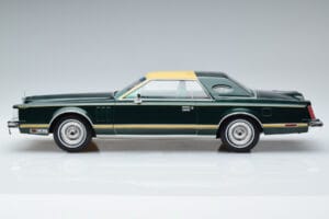Lincoln Continental Mark V Verde Scuro MCG 1:18 MCG18404 Pressofusione — immagine 3 di 6