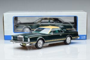 Lincoln Continental Mark V Verde Scuro MCG 1:18 MCG18404 Pressofusione — immagine 6 di 6