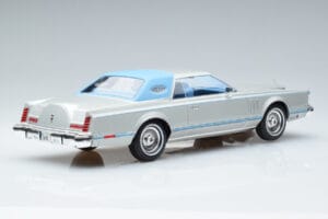 Lincoln Continental Mark V Argento MCG 1:18 MCG18403 Pressofusione — immagine 2 di 6