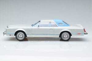 Lincoln Continental Mark V Argento MCG 1:18 MCG18403 Pressofusione — immagine 3 di 6