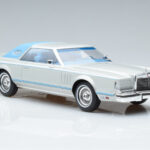 Lincoln Continental Mark V Argento MCG 1:18 - image 4 of 6