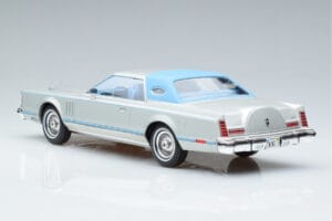 Lincoln Continental Mark V Argento MCG 1:18 MCG18403 Pressofusione — immagine 5 di 6