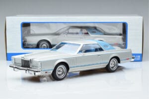 Lincoln Continental Mark V Argento MCG 1:18 MCG18403 Pressofusione — immagine 6 di 6