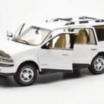 Lincoln Navigator Bianco AUTOart 1:18 - image 2 of 8