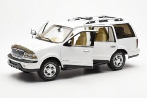 Lincoln Navigator Bianco AUTOart 1:18 72761 Pressofusione — immagine 2 di 8
