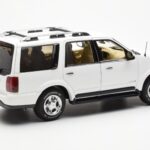 Lincoln Navigator Bianco AUTOart 1:18 - image 3 of 8