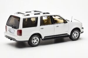 Lincoln Navigator Bianco AUTOart 1:18 72761 Pressofusione — immagine 3 di 8