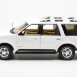 Lincoln Navigator Bianco AUTOart 1:18 - image 4 of 8