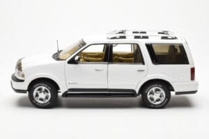 Lincoln Navigator Bianco AUTOart 1:18 72761 Pressofusione — immagine 4 di 8