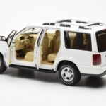 Lincoln Navigator Bianco AUTOart 1:18 - image 5 of 8