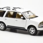 Lincoln Navigator Bianco AUTOart 1:18 - image 6 of 8
