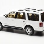 Lincoln Navigator Bianco AUTOart 1:18 - image 7 of 8