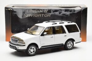 Lincoln Navigator Bianco AUTOart 1:18 72761 Pressofusione — immagine 8 di 8