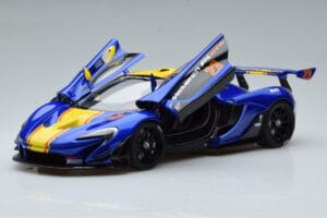 McLaren P1 GTR Blu Con Strisce Gialle AUTOart 1:18 81542 Composito — immagine 2 di 7