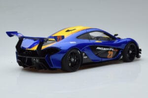 McLaren P1 GTR Blu Con Strisce Gialle AUTOart 1:18 81542 Composito — immagine 3 di 7