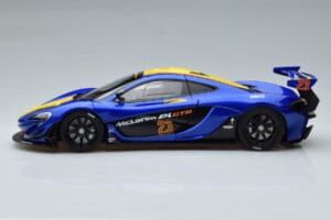 McLaren P1 GTR Blu Con Strisce Gialle AUTOart 1:18 81542 Composito — immagine 4 di 7