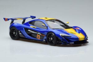McLaren P1 GTR Blu Con Strisce Gialle AUTOart 1:18 81542 Composito — immagine 5 di 7