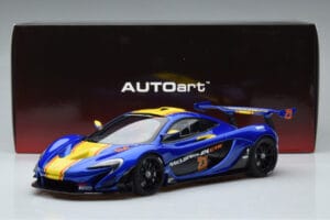 McLaren P1 GTR Blu Con Strisce Gialle AUTOart 1:18 81542 Composito — immagine 7 di 7