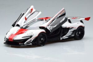 McLaren P1 GTR Bianco Lucido Con Strisce Rosse AUTOart 1:18 81541 Composito — immagine 2 di 7