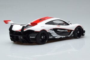 McLaren P1 GTR Bianco Lucido Con Strisce Rosse AUTOart 1:18 81541 Composito — immagine 3 di 7
