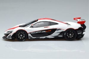 McLaren P1 GTR Bianco Lucido Con Strisce Rosse AUTOart 1:18 81541 Composito — immagine 4 di 7