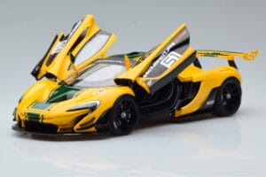 McLaren P1 GTR Giallo Con Strisce Verdi AUTOart 1:18 81544 Composito — immagine 2 di 7