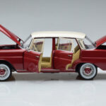 Mercedes 200 W110 Rosso Norev 1:18 - image 4 of 7