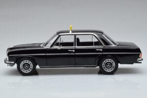 Mercedes 200 W115 Taxi Norev 1:18 183776 Pressofusione — immagine 4 di 7