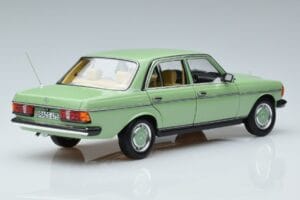 Mercedes 200 W123 Verde Norev 1:18 183796 Pressofusione — immagine 3 di 7