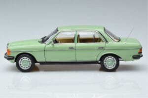 Mercedes 200 W123 Verde Norev 1:18 183796 Pressofusione — immagine 4 di 7