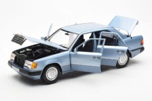 Mercedes 230E W124 Azzurro Metallizzato Norev 1:18 183945 Pressofusione — immagine 2 di 8