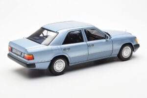 Mercedes 230E W124 Azzurro Metallizzato Norev 1:18 183945 Pressofusione — immagine 3 di 8