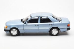 Mercedes 230E W124 Azzurro Metallizzato Norev 1:18 183945 Pressofusione — immagine 4 di 8