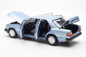 Mercedes 230E W124 Azzurro Metallizzato Norev 1:18 183945 Pressofusione — immagine 5 di 8