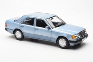 Mercedes 230E W124 Azzurro Metallizzato Norev 1:18 183945 Pressofusione — immagine 6 di 8