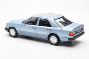 Mercedes 230E W124 Azzurro Metallizzato Norev 1:18 183945 Pressofusione — immagine 7 di 8