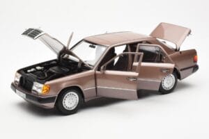 Mercedes 230E W124 Rosewood Metallic Edizione Concessionario Norev 1:18 B66040697 Pressofusione — immagine 2 di 8