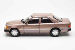 Mercedes 230E W124 Rosewood Metallic Edizione Concessionario Norev 1:18 B66040697 Pressofusione — immagine 4 di 8