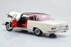 Mercedes 280 SE W108 Bianco AUTOart 1:18 76287 Pressofusione — immagine 3 di 8