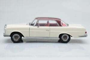Mercedes 280 SE W108 Bianco AUTOart 1:18 76287 Pressofusione — immagine 5 di 8