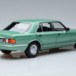Mercedes 560 SEL W126 Verde Chiaro Norev 1:18 - image 3 of 7