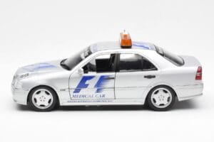 Mercedes C-Class W202 AMG Medical Car F1 1997 UT Models 1:18 26106 Pressofusione — immagine 3 di 6