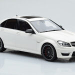Mercedes C63 AMG W204 Bianco GT Spirit 1:18 - image 4 of 6