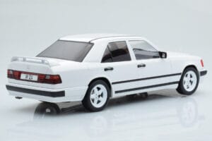 Mercedes E-Class W124 Tuning Bianco MCG 1:18 MCG18343 Pressofusione — immagine 2 di 6