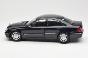 Mercedes E-Class W211 Blu Metallizzato Kyosho 1:18 B66962147 Pressofusione — immagine 4 di 8