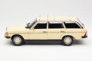 Mercedes 230T W123 T-Model Taxi Norev 1:18 183731 Pressofusione — immagine 4 di 8