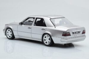 Mercedes E500 W124 Argento Otto 1:18 OT623 Resina — immagine 5 di 6